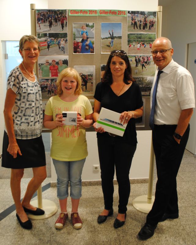 v.l.n.r. Juliane Scheel (Stadtsparkasse Hilchenbach), die Gewinnerinnen Alina Irle und Sylvia Klein sowie Jochen Groos (AOK). (Foto: Sparkasse)