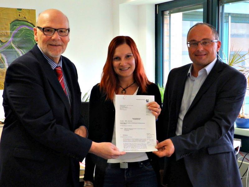 von links: Bernd Müller, Leiter der Umweltabteilung bei der Bezirksregierung Arnsberg, Olimpia Groth, Bürgermeister Holger Menzel. (Foto: Bezirksregierung)