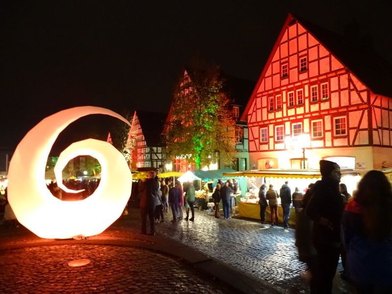 Hilchenbach erscheint seit 2012 alle zwei Jahre „in einem ganz anderen Licht“, wenn der Mondscheinmarkt Gäste aus nah und fern in die Stadt am Rothaarsteig lockt. (Foto: Stadt Hilchenbach)