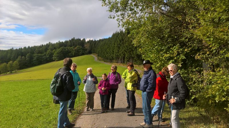Informationsreiche Erlebniswanderung „Kaspar, Köhlher, Brasebrö“ am Kulturhistorischen Lernpfad Ruckersfeld. (Foto: Stadt Hilchenbach)