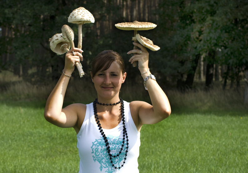 Wo das Mädel die Schirmpilze wohl gefunden hat? Im Fotoarchiv. Foto: Lutz Kadner/pixelio.de4