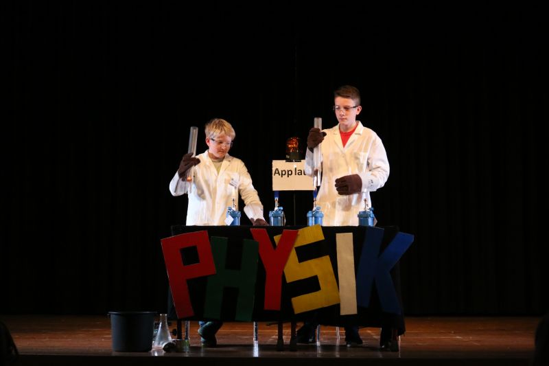 Die „Forscherkids“ des Gymnasiums Wilnsdorf widmen sich spannenden naturwissenschaftlichen Fragen und präsentieren ihr Wissen jungen Grundschülern. (Foto: Gemeinde Wilnsdorf)