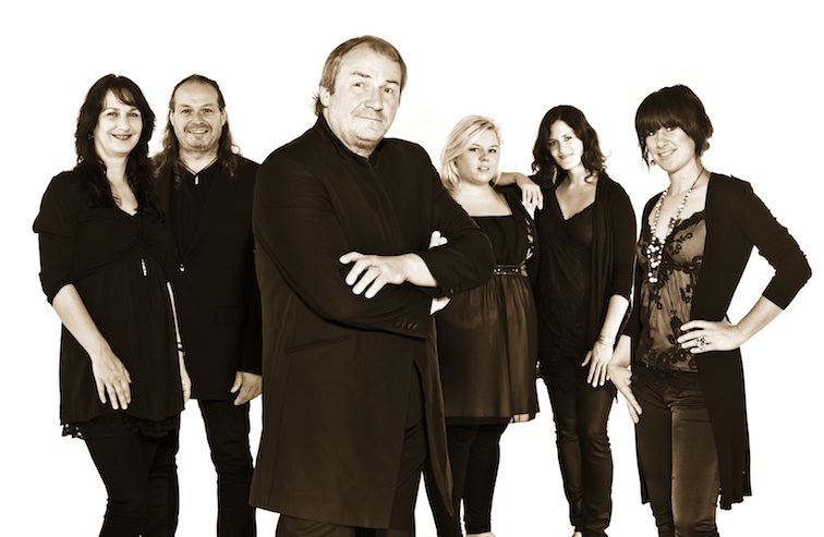 Helmut Jost & Friends kommt zum vorweihnachtlichen Konzert nach Wilnsdorf (Foto und Plakat: Helmut Jost & friends)