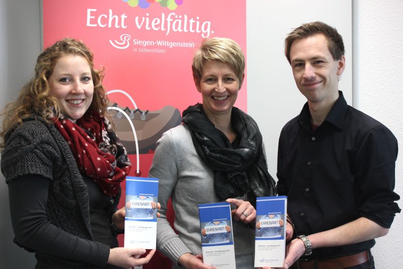 Freuen sich über breitgefächertes Angebot: Antje Saßmannshausen vom Ehrenamtservice Kreis Siegen Wittgenstein (Mitte), Anna Skrobisch und Patrick Kohlberger vom Regionalmarketing des Kreises Siegen-Wittgenstein präsentieren den neuen Ehrenamtsflyer. (Foto: Kreis Siegen-Wittgenstein)
