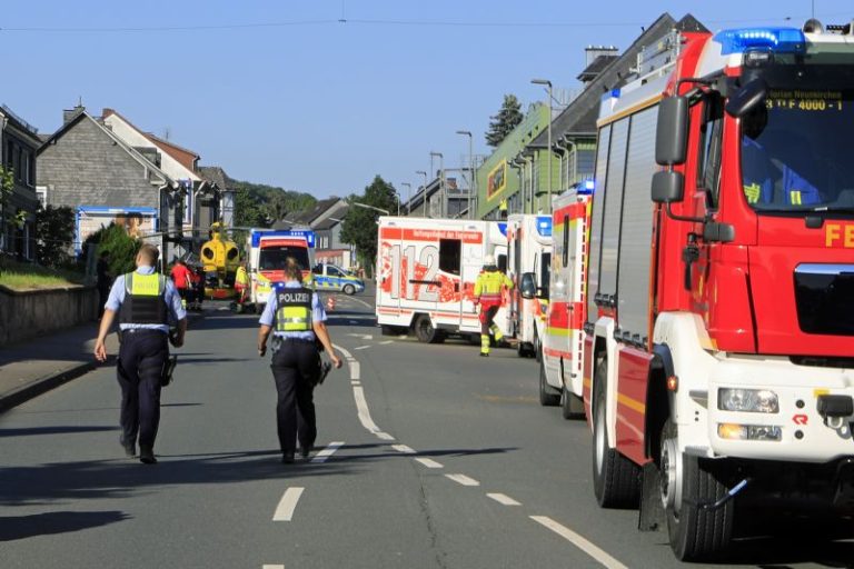 Vollsperrung der Kölner Straße in Neunkirchen Großeinsatz von