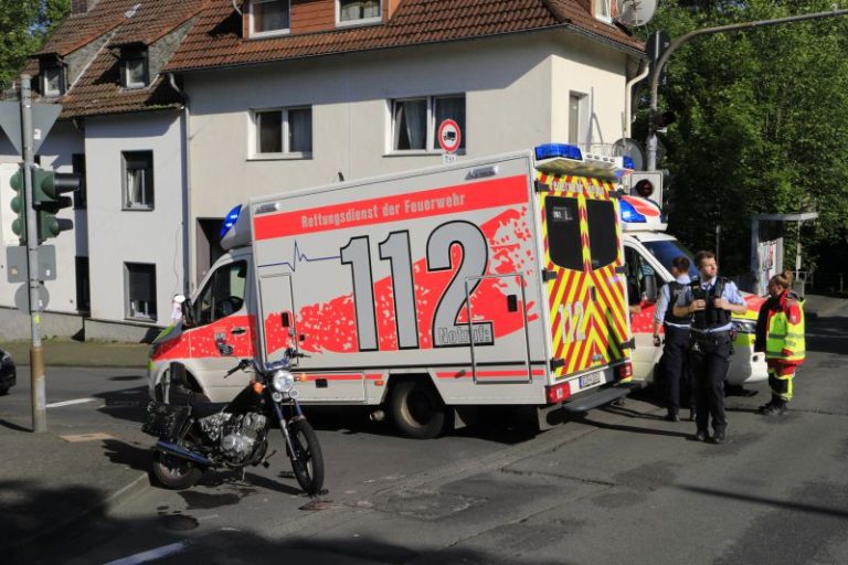 Unfall in Siegen PKW kollidiert mit 37 jährigen Motorradfahrer und 6