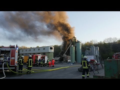 Explosionsgefahr bei Feuer in Lindenberg: Feuerwehr im Großeinsatz