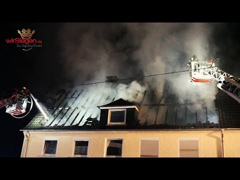 Dachstuhl nach Blitzeinschlag in hellen Flammen (Siegen/NRW)