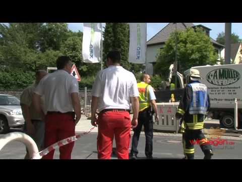 Siegen: Ast knallt vor Rettungswagen