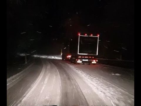 Schneeglätte auf der Krombacher Höhe - mehrere LKW stehen still
