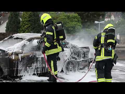 Feuer auf der Hüttentalstraße: PKW-Brand sorgt für Verkehrschaos zwischen Kreuztal und Siegen