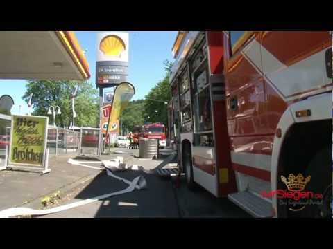 Tank von LKW aufgerissen -- Feuerwehr pumpt Diesel ab