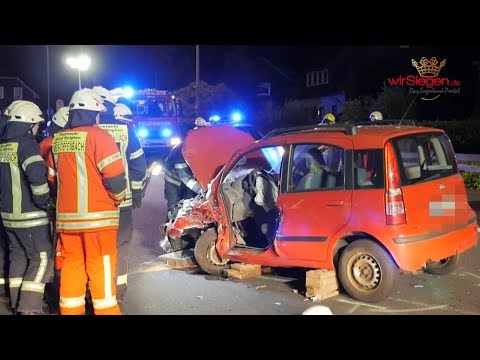 58-Jähriger bei Pkw-Kollision in Fahrzeug eingeklemmt (Netphen/NRW)