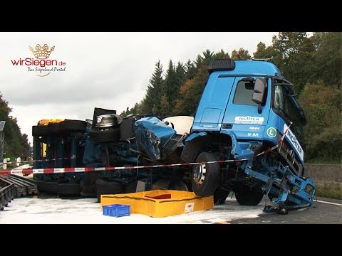 Tanklastzug auf A45 umgestürzt - Feuerwehr im Einsatz (Olpe/Freudenberg - NRW)