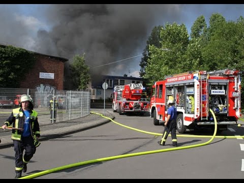Großfeuer-Alarm in Siegen – Lagerhalle brennt