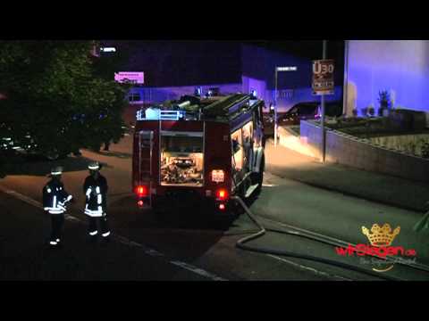 ABC-Alarm: Anhänger mit Gefahrgut kippt in Vorgarten
