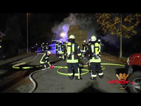 Brandstifter zünden mit Strohballen beladenen Anhänger an