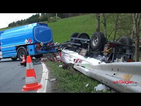 Tanklastzug-Anhänger landet in Böschung