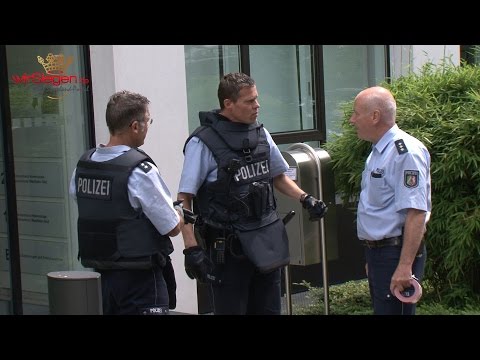 Mit Messer bewaffneter Mann hält die Polizei in Atem (Siegen/NRW)