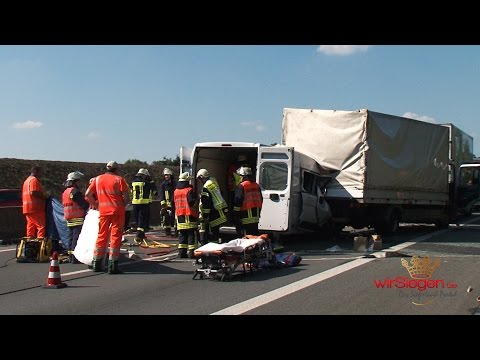 Kollision auf der A45 - Transporterfahrer bei Unfall eingeklemmt (Olpe/NRW)