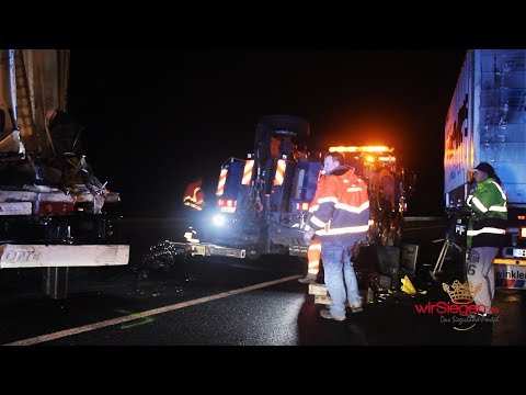 Langer Stau nach nächtlicher Lkw-Kollision auf der A45 (Siegen/NRW)