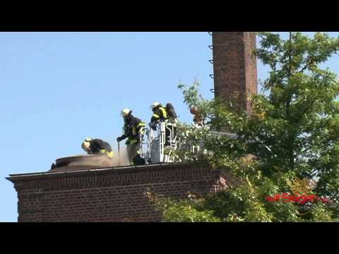 Zwei Drehleitern im Einsatz: Brand in Späne Bunker