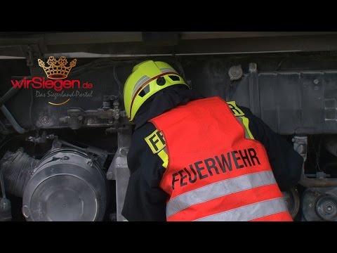 Reisebus mit 25 Flüchtlingen an Bord auf A45 in Brand geraten (Wilnsdorf/NRW)