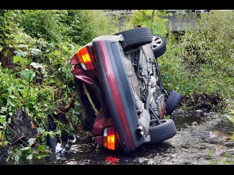 Spektakulärer Unfall - Pkw landet in Bach und Fahrer flüchtet (Wilnsdorf/NRW)