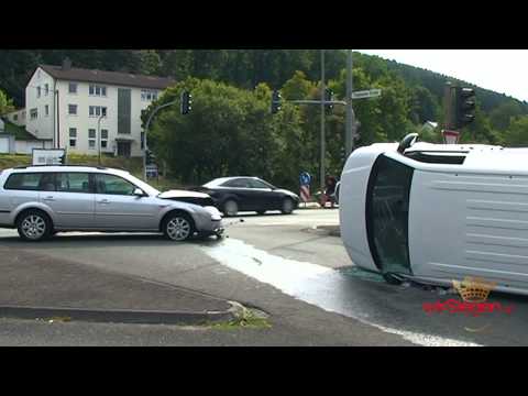 Kleintransporter nach Kollision mit PKW umgekippt