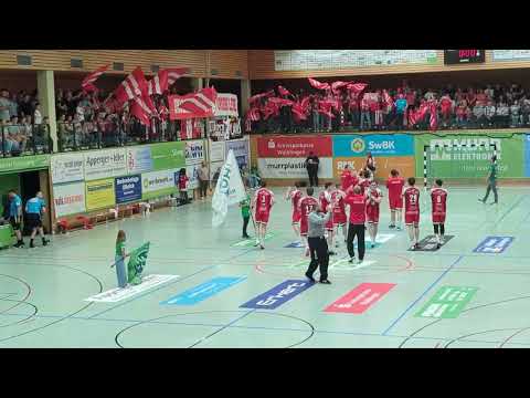 Playoffs - Einlauf des TuS beim ersten Spiel auswärts in Oppenweiler.