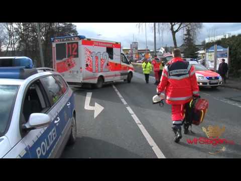 Kredenbach: Frau nach Auffahrunfall in PKW eingeklemmt