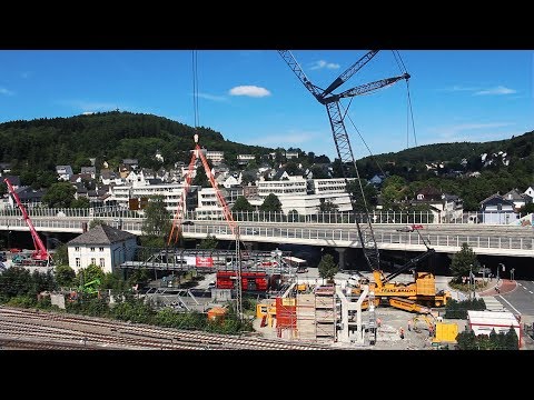 Großbaustelle am Siegener Hauptbahnhof: Spezial-Kran im Einsatz (Siegen/NRW)