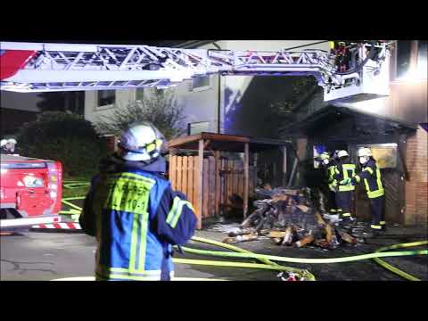 PKW-Brand am Gebäude – Feuerwehreinsatz in Freudenberg – Plittershagen