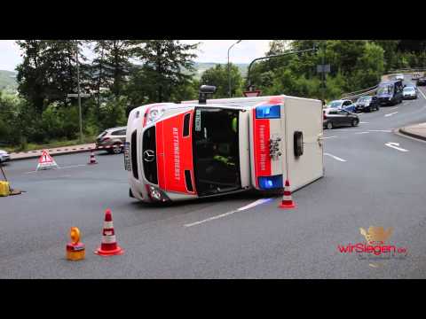 Rettungswagen bei Einsatzfahrt verunglückt und umgekippt (Siegen/NRW)