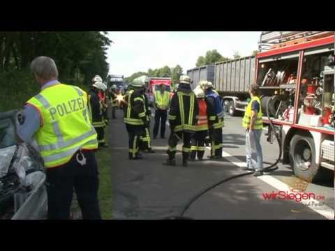 Unfallhelfer retten 74-jährigen Mann aus brennenden PKW