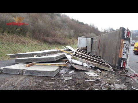 Lkw mit tonnenschweren Betonteilen umgestürzt