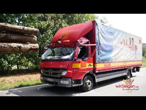 Lkw prallt auf Langholztransporter