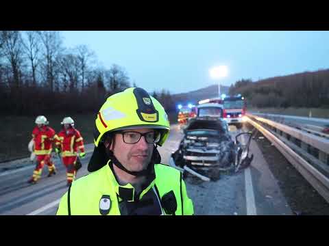 Geisterfahrerin verursacht Crash auf der Schnellstraße (HTS) bei Kreuztal (NRW) - mehrere Verletzte