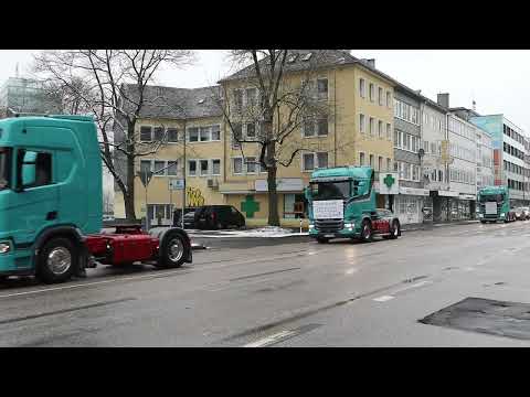 Protestfahrt durch Siegen (NRW) gegen bürokratische Hürden und Steuerpläne - Landwirte demonstrieren