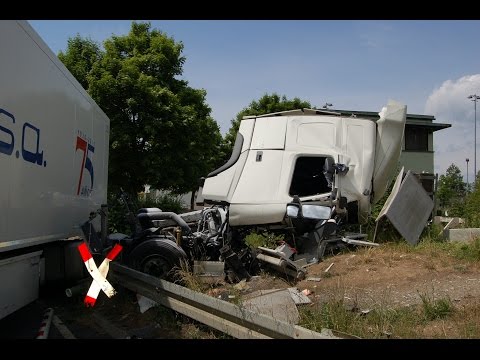 Zug der Hessischen Landesbahn kollidiert mit Lkw (Gießen/Hessen)