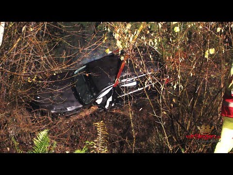 Rettung! LKW-Fahrer sieht verunglückten PKW im Wald liegen (Olpe/NRW)