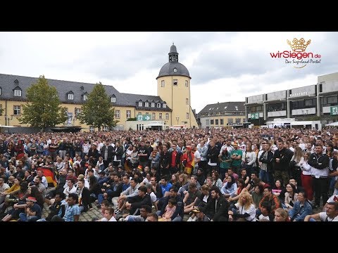 Lange Gesichter beim Public Viewing am Unteren Schloss (Siegen/NRW)