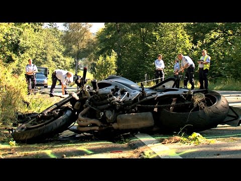 Motorradfahrer nach Kollision mit Fahrschul-Lkw in Lebensgefahr (Netphen/NRW)