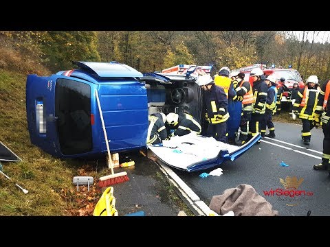 Feuerwehr muss eingeklemmte Beifahrerin nach Verkehrsunfall freischneiden (Netphen/NRW)