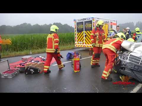 Video: Oldtimer kollidiert mit Linienbus - ein Schwerverletzter und 12 000 Euro Sachschaden