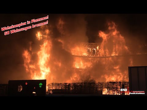 21.02.2022 - Erstmeldung: Wohnkomplex in Essen steht lichterloh in Flammen! Großalarm der Feuerwehr!