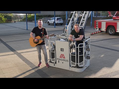 Coverband UnArt und die Freiwillige Feuerwehr Freudenberg sorgen für gute Laune aus dem Rettungskorb
