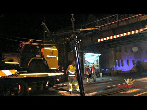 LKW bleibt mit Kran unter Eisenbahnbrücke hängen (Siegen/NRW)