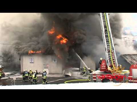 Flammenwand und Explosionen: Halle in Oberndorf im Vollbrand