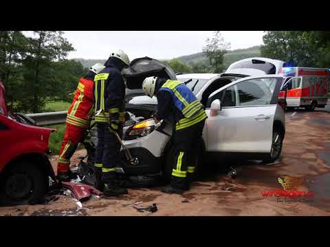 Frontal-Crash auf der L729 bei Netphen: Sechs Personen zum Teil schwer verletzt